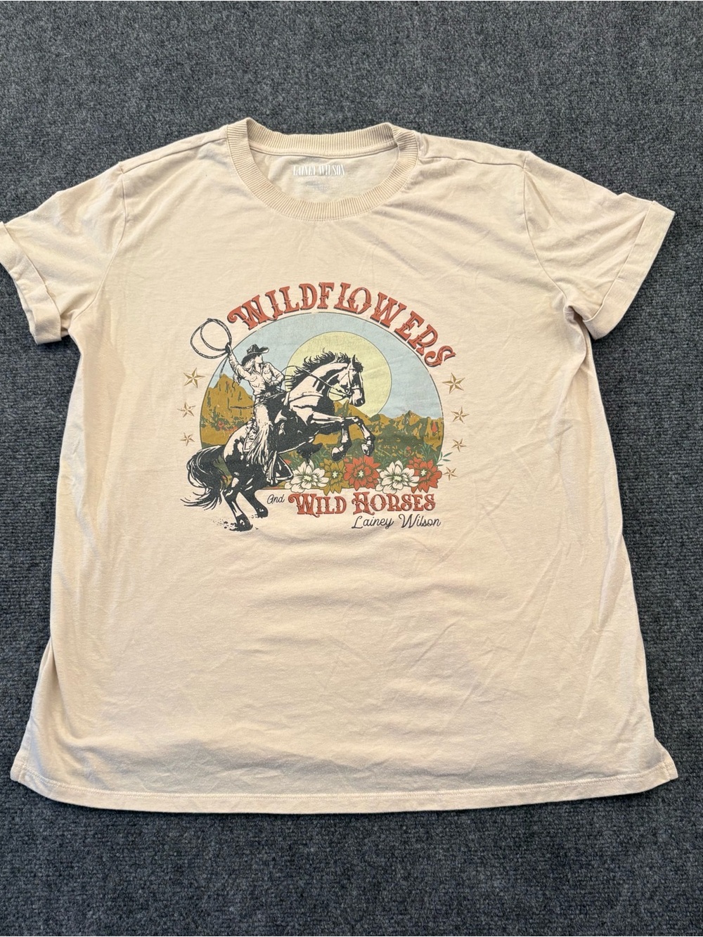 Lainey Wilson Women’s M Wildflowers Wild Horses Western Graphic Tee